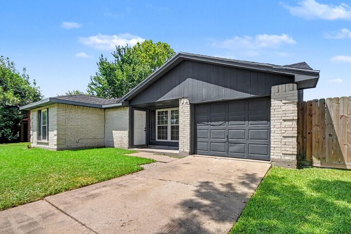 Property Photo:  1010 E Belgravia Drive  TX 77584 