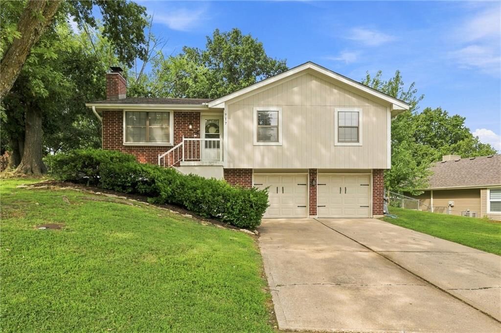 Property Photo:  717 SE Parkwood Court  MO 64014 