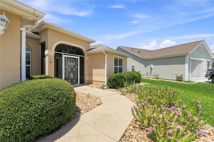 Property Photo:  1304 De La Garza Place  FL 32162 