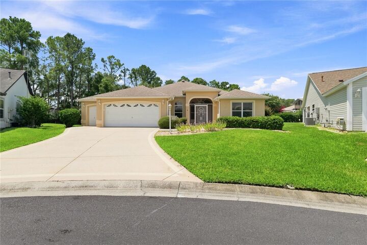 Property Photo: 1304 De La Garza Place FL 32162