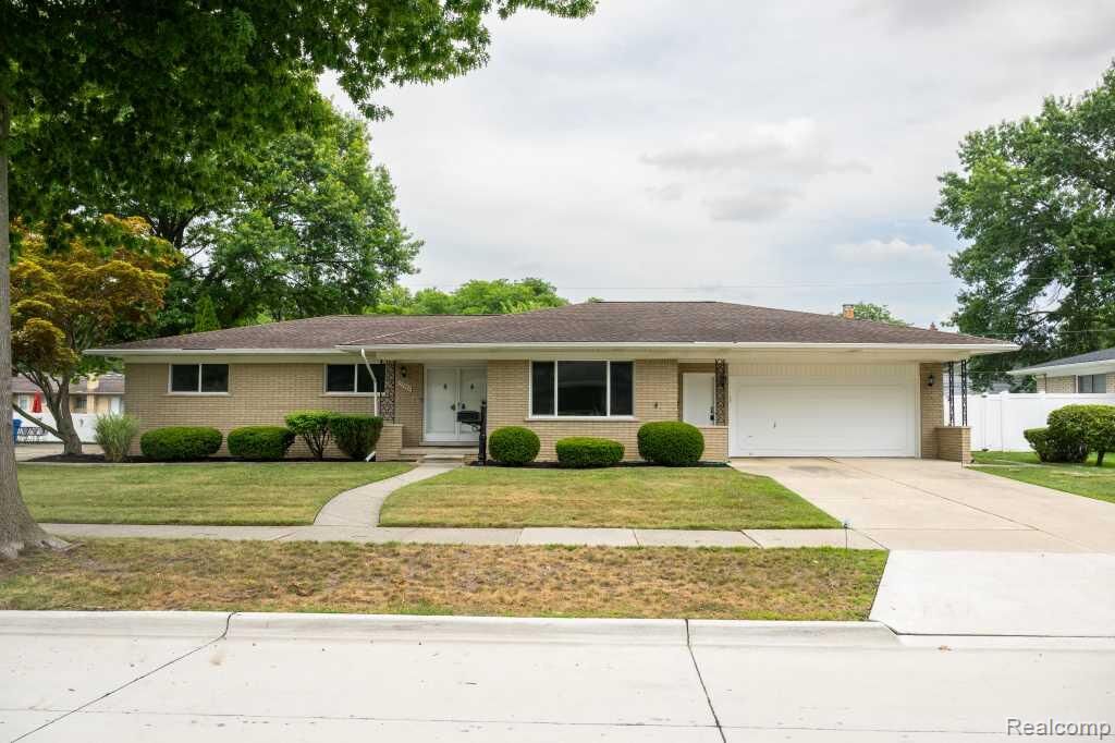 Property Photo: 32400 Northampton Drive MI 48093 6159