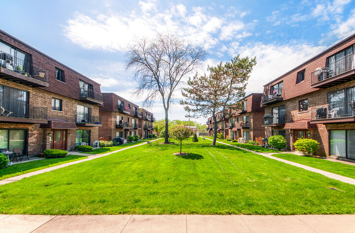 Property Photo: 9619 Bianco Terrace B1 IL 60016