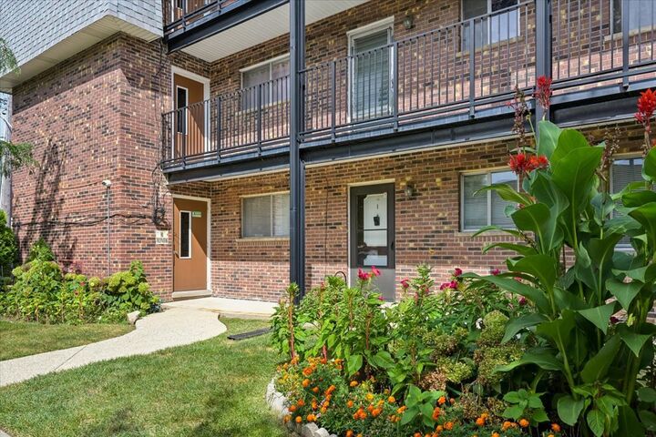 Property Photo: 3746 N Central Avenue 3E IL 60634