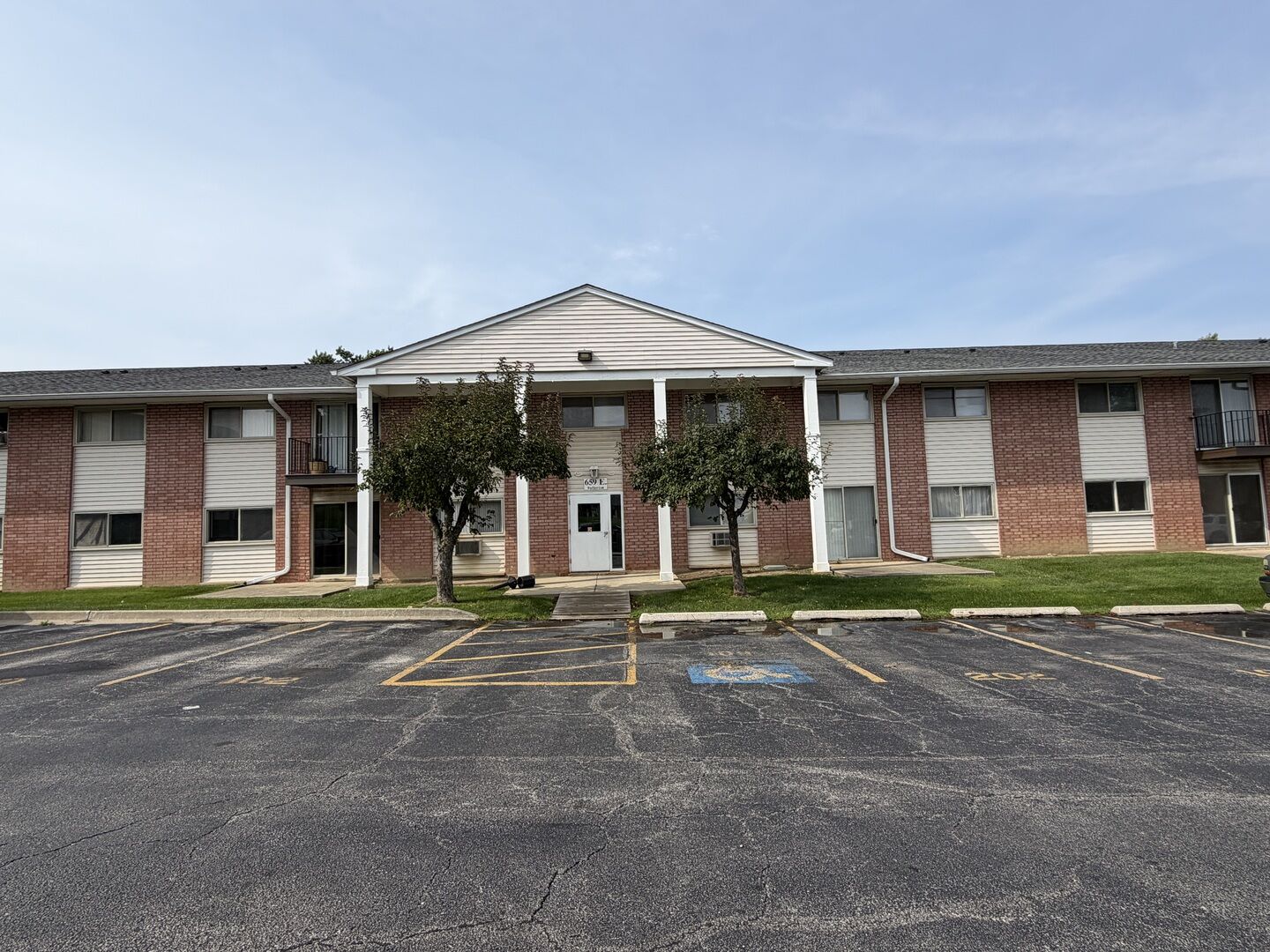 Property Photo:  659 E Fullerton Avenue 210  IL 60139 
