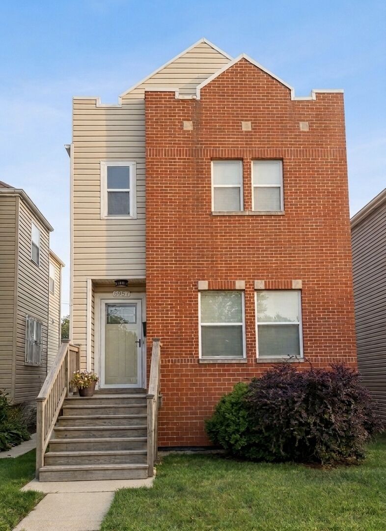 Property Photo:  6957 S East End Avenue  IL 60649 