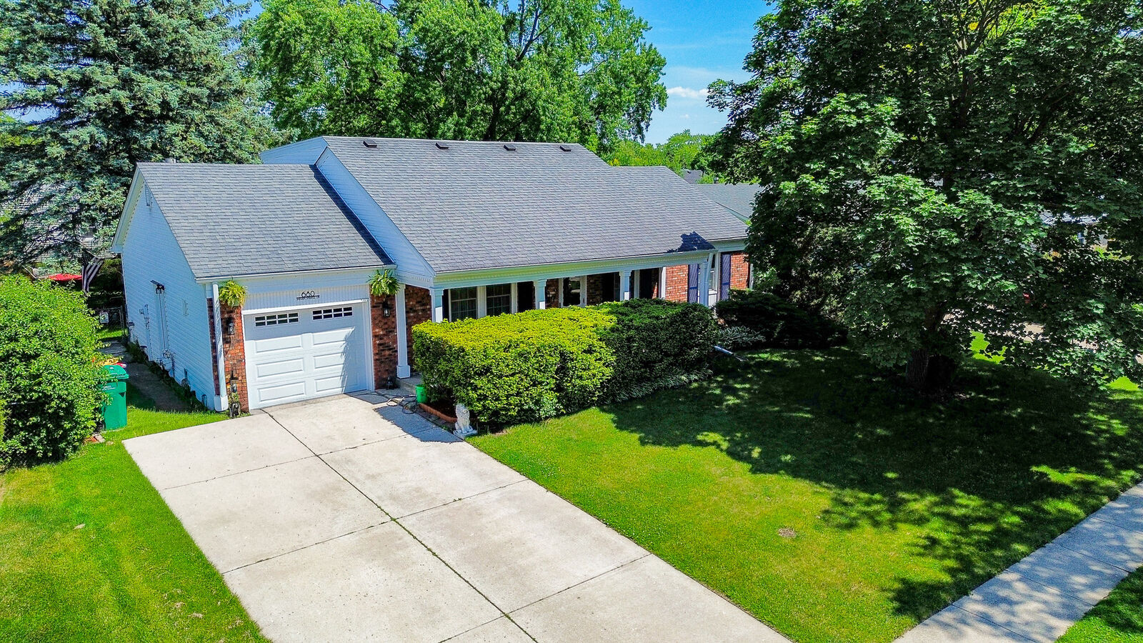 Property Photo:  680 Indian Spring Lane  IL 60089 