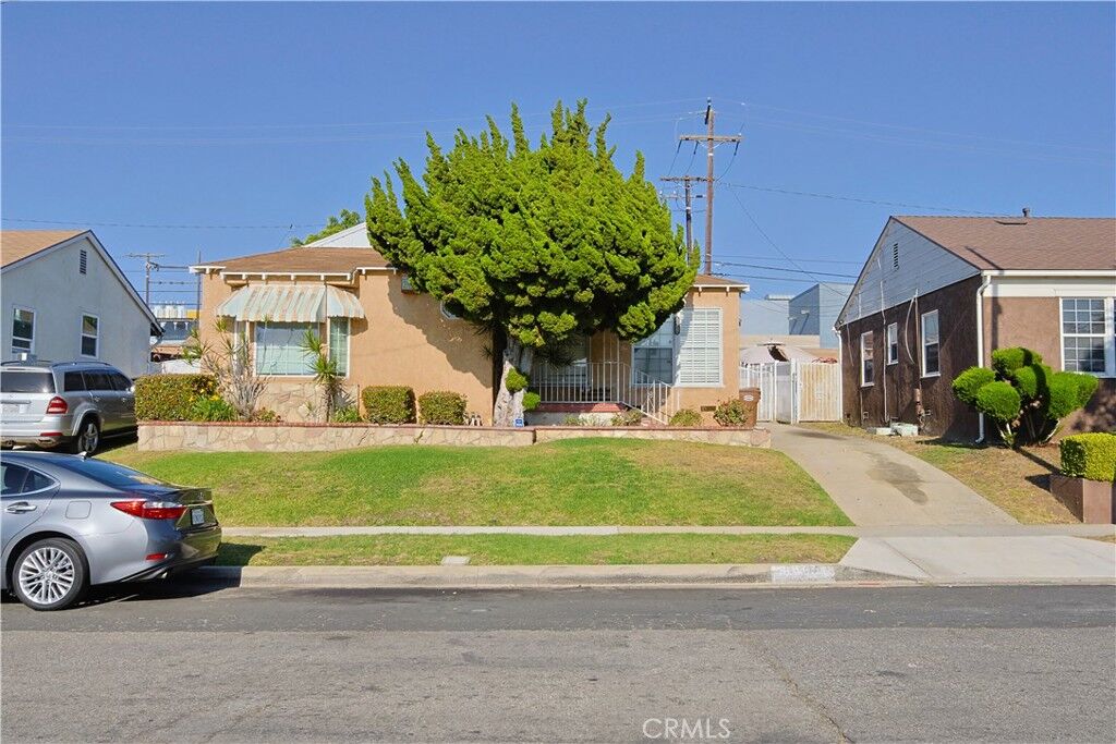Property Photo:  11516 S St Andrews  CA 90047 
