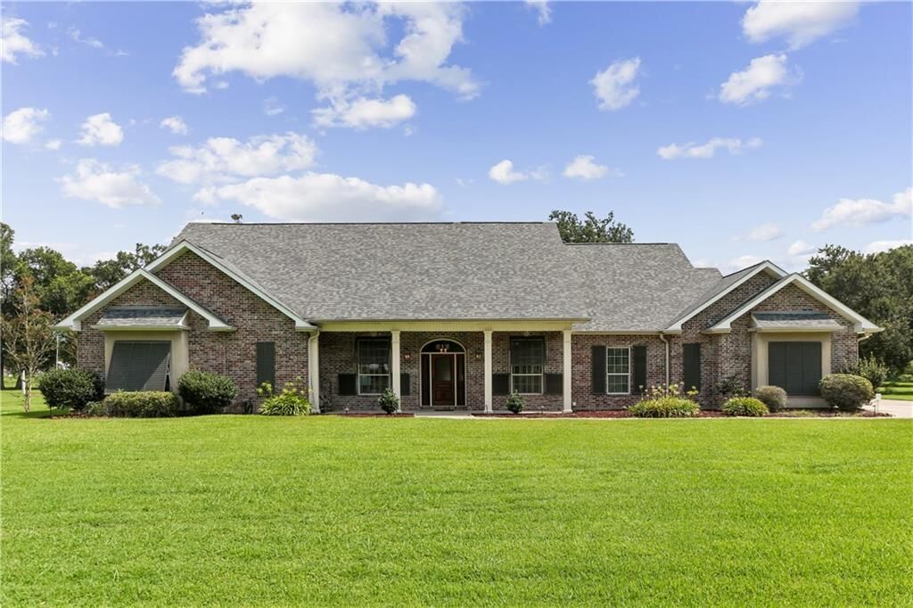 Property Photo: 212 Cedar Grove Lane LA 70037