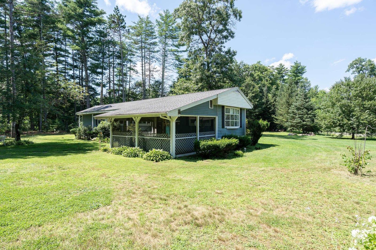Property Photo: 8 Norris Court NH 03042
