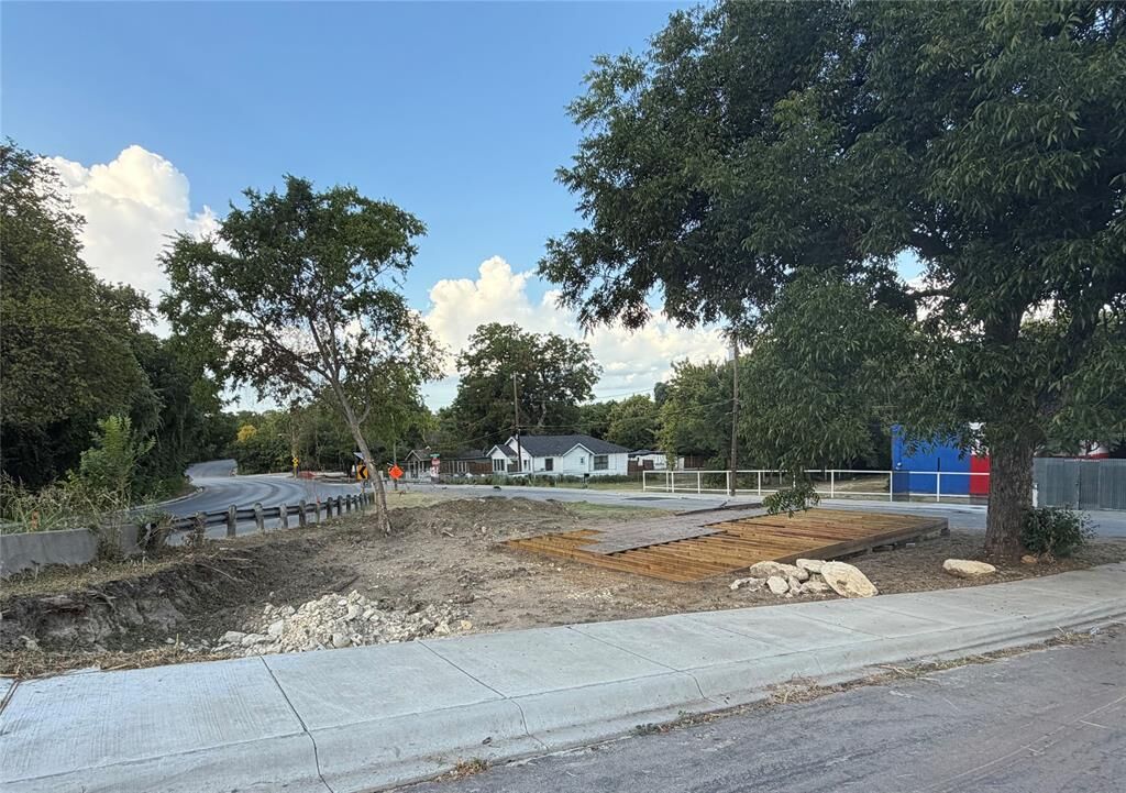 Property Photo:  225 Slade Street  TX 75203 