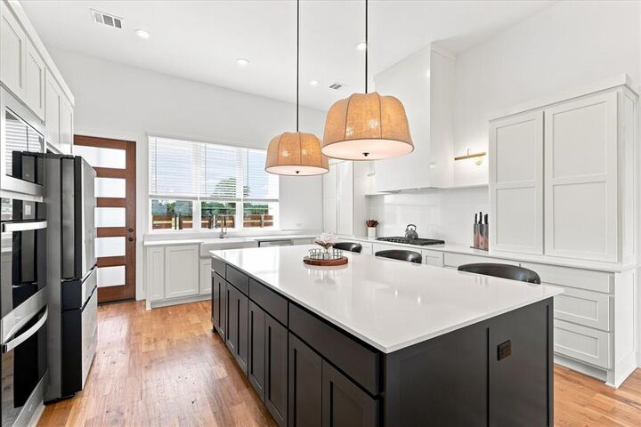 Property Photo: 1020 Hartson Way TX 76065