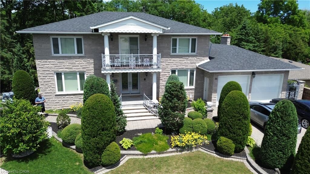 Property Photo: 35 Glen Park Court ON L8K 6N6