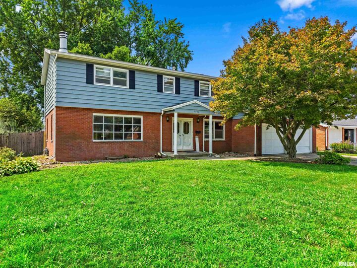 Property Photo: 450 E Forestwood Street IL 61550