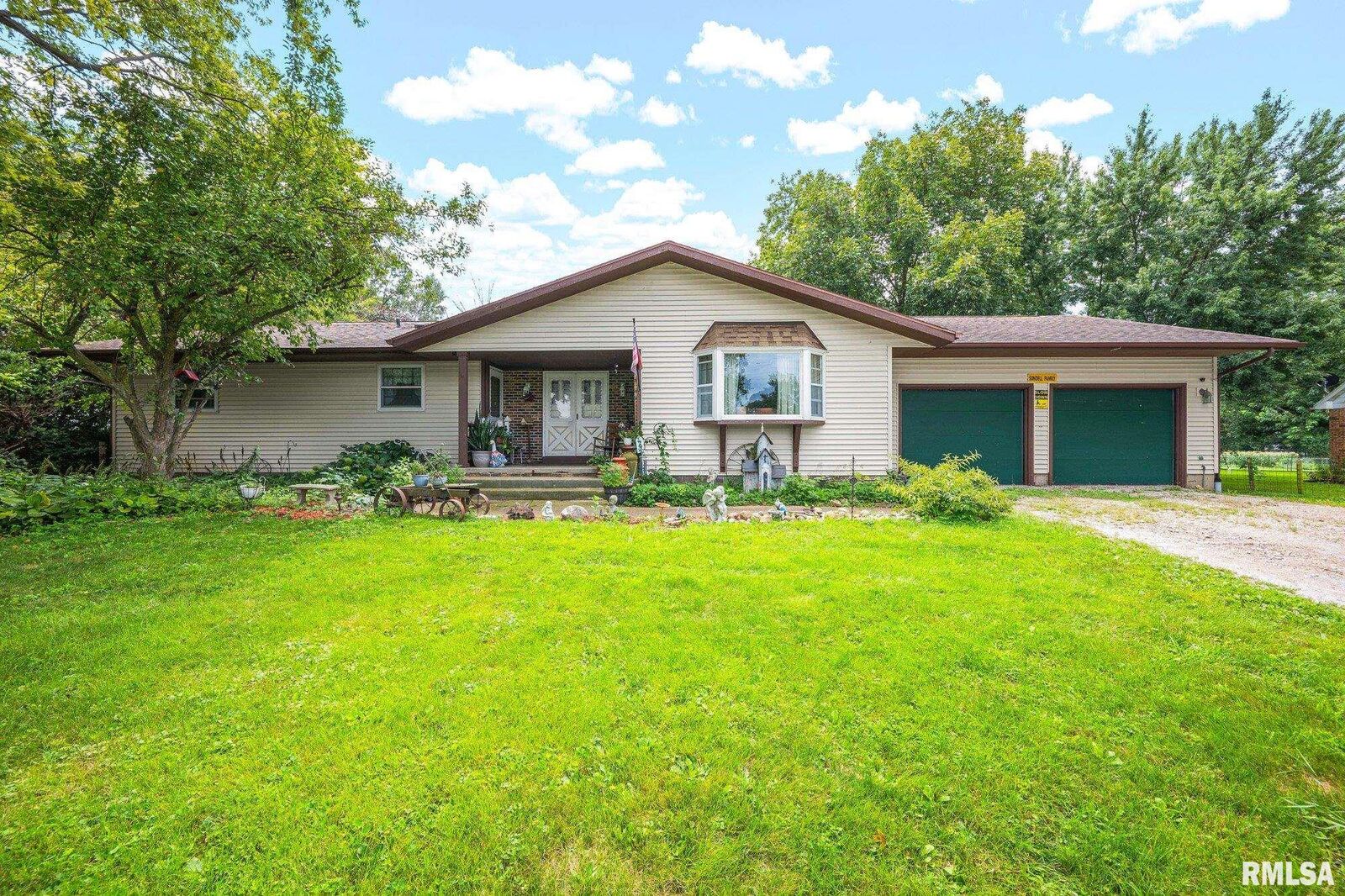 Property Photo:  800 E 8th Street  IL 61734 