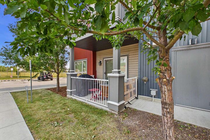 Property Photo:  5305 32 Avenue SW 4101  AB T3E 8A2 