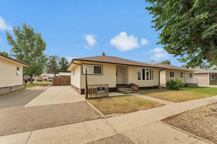 Property Photo:  317 3 Avenue E  AB T0K 0G0 