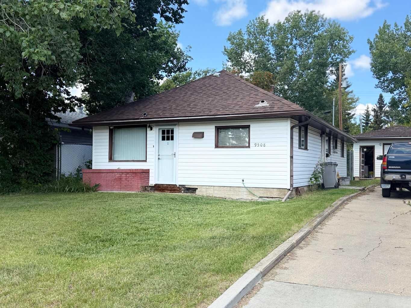 Property Photo:  9508 104 Avenue  AB T8V 1E3 