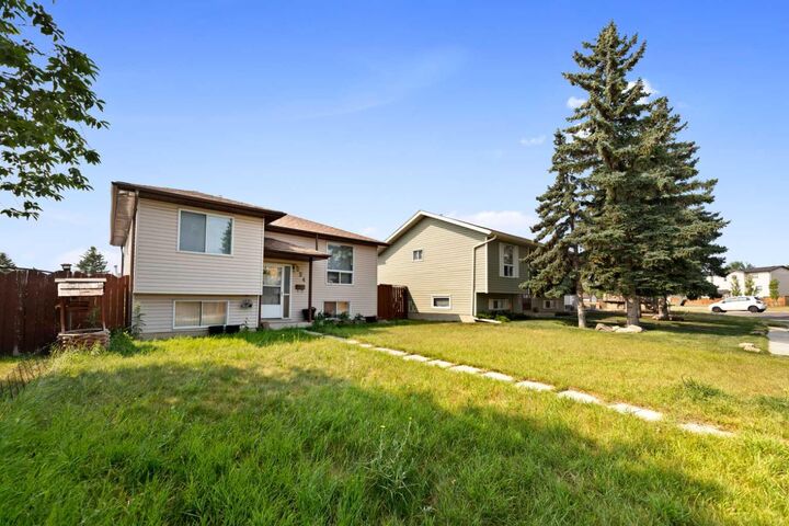 Property Photo:  224 Faldale Close NE  AB T3J 1V9 