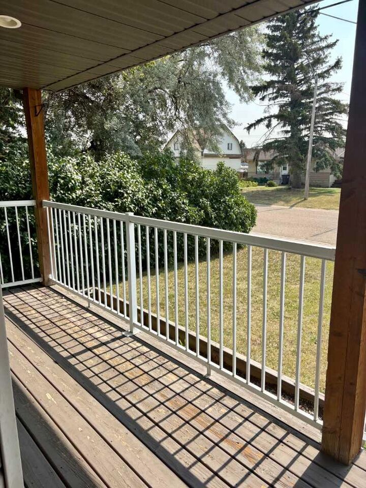 Property Photo:  416 3 Avenue  AB T0J 0B0 