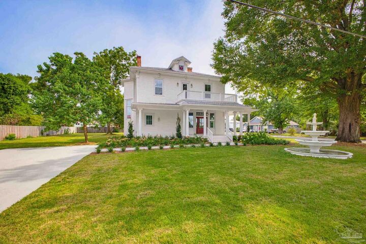 Property Photo: 2808 E De Soto St FL 32503