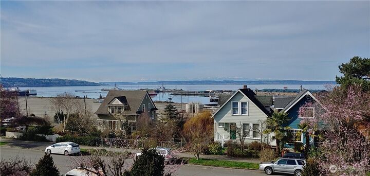 Property Photo: 2119 Grand Avenue 3 WA 98201