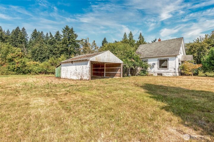 Property Photo:  15215  91st Avenue SW  WA 98070 