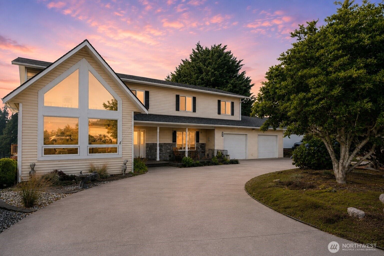 Property Photo:  2543  Crescent Street  WA 98248 