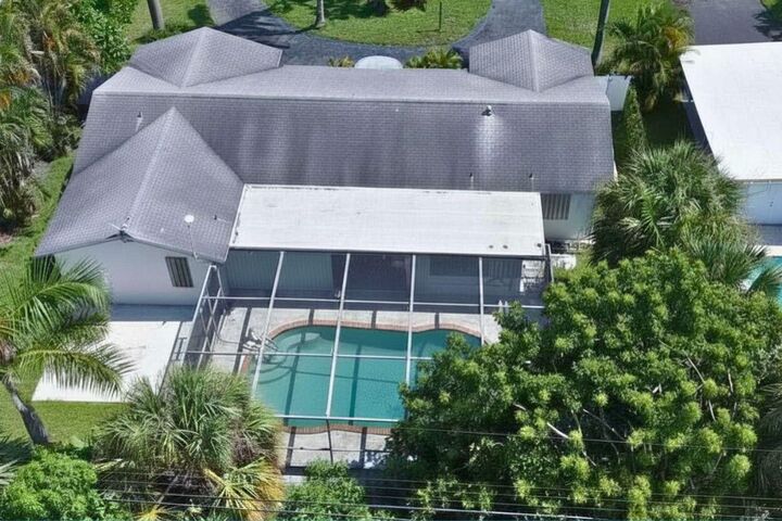 Property Photo: 1261 SE 4th Court FL 33441