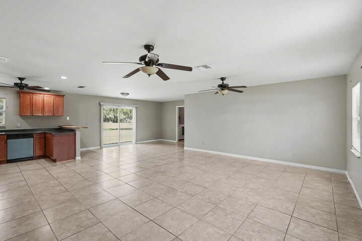 Property Photo:  502 NE Solida Circle  FL 34983 