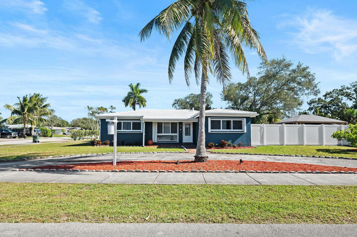 Property Photo:  1900 SW 33rd Avenue  FL 33312 