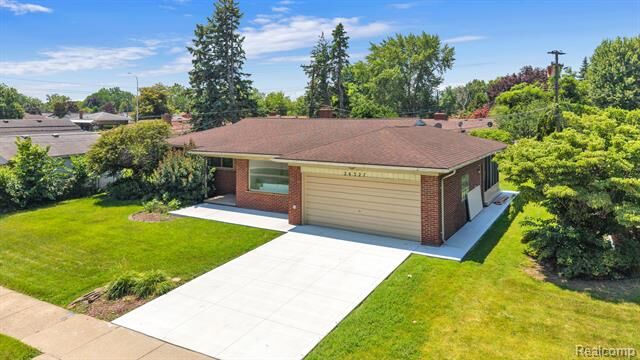 Property Photo: 26327 Woodworth Circle MI 48127