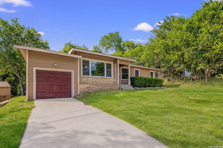Property Photo: 443 Westhill Pl TX 78201