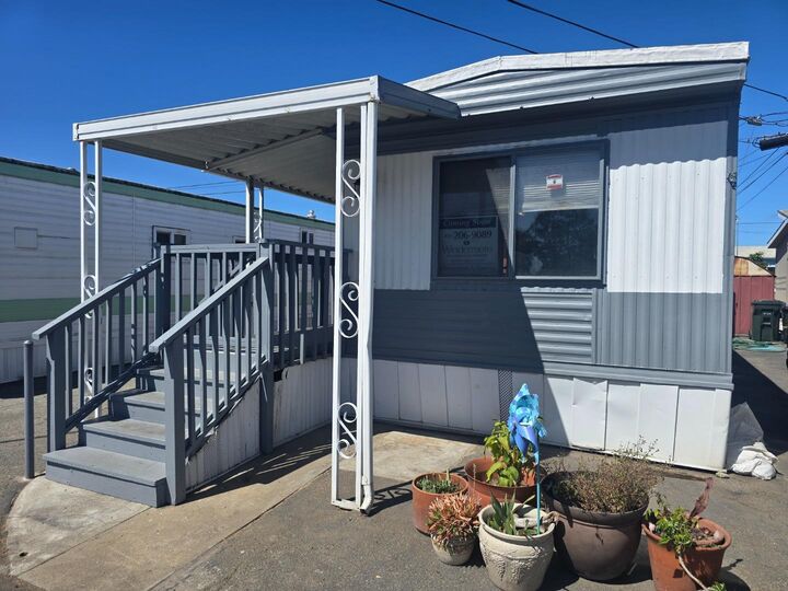 Property Photo: 1117 #35 Baldwin Street 35 CA 93906