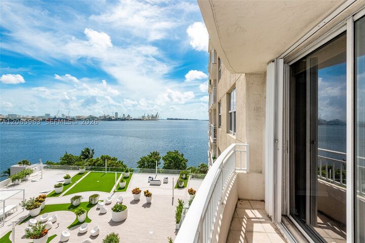 Property Photo:  770 Claughton Island Dr 809  FL 33131 