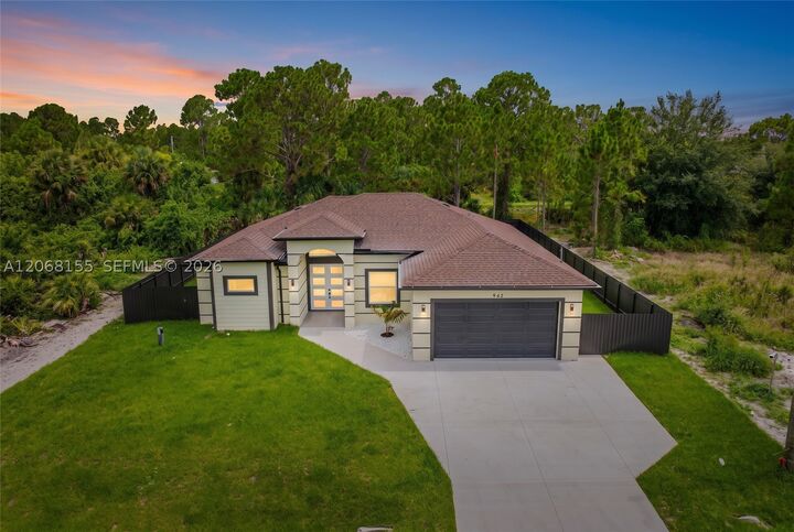 Property Photo:  942 E Kanuga St  FL 33974 