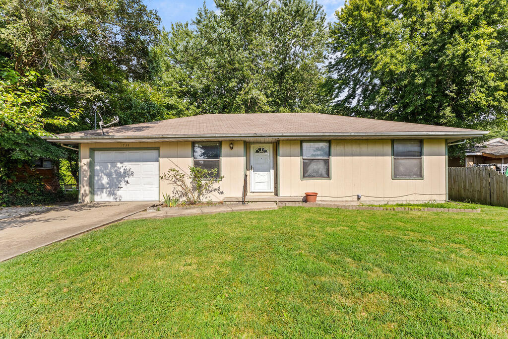 Property Photo:  1738 N Oak Grove Avenue  MO 65803 