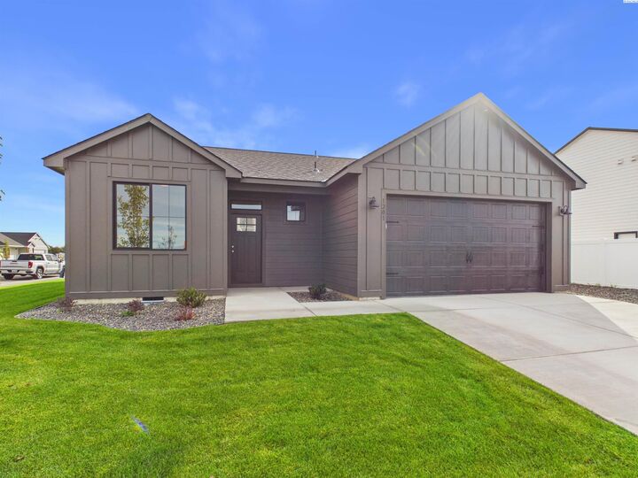 Property Photo: 1201 Topaz Ave WA 98930
