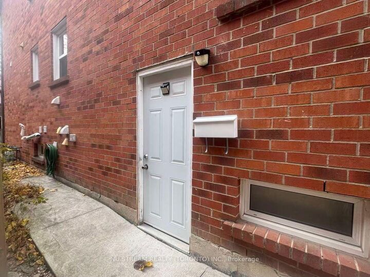 Property Photo: 4144 Lastrada Lower Heights ON L5C 3W3