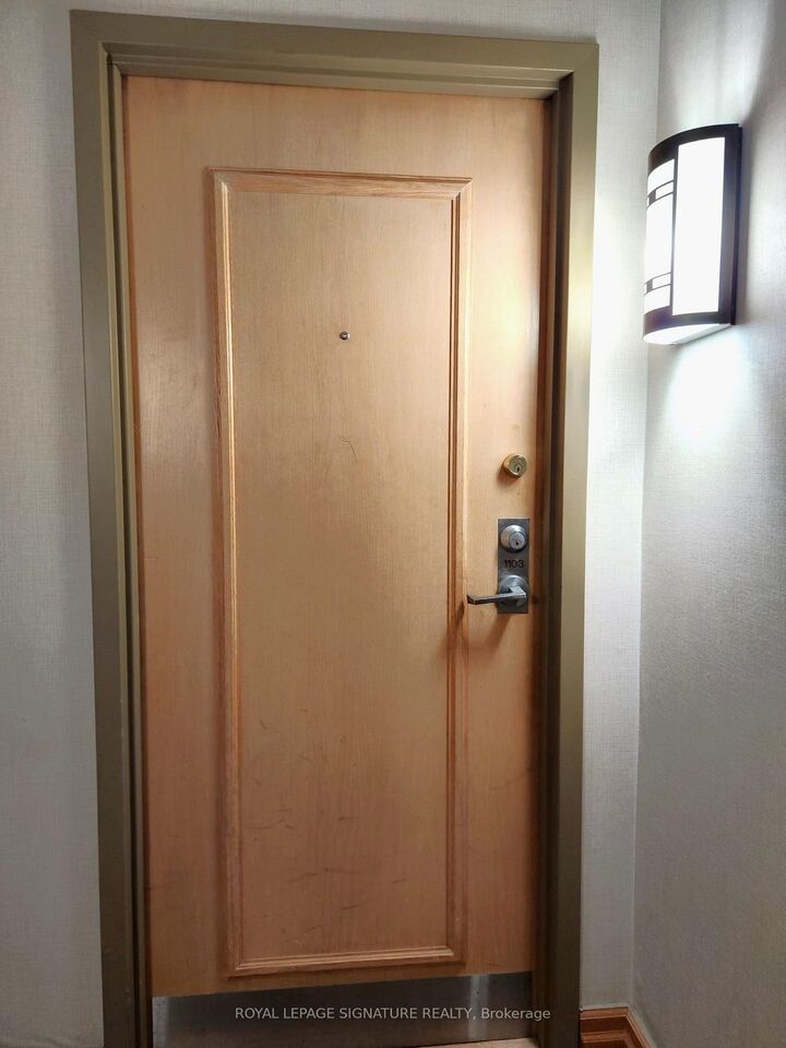 Property Photo:  5 Concorde Place 1103  ON M3C 3M8 
