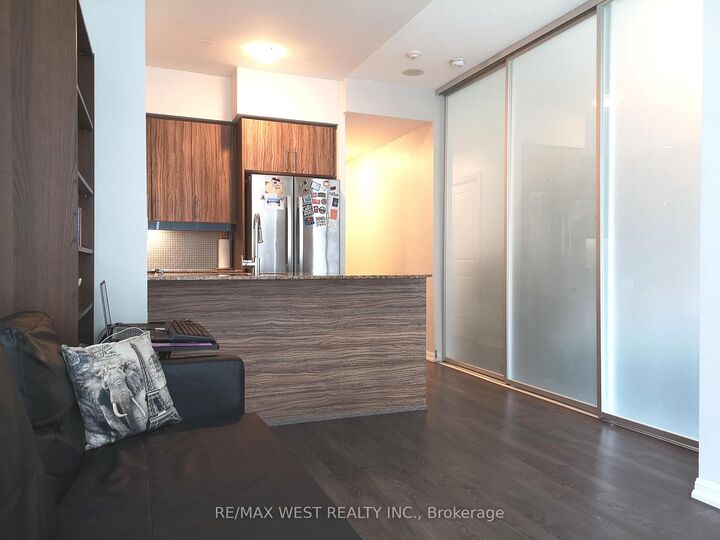 Property Photo: 75 East Liberty Street 1718 ON M6K 3R3