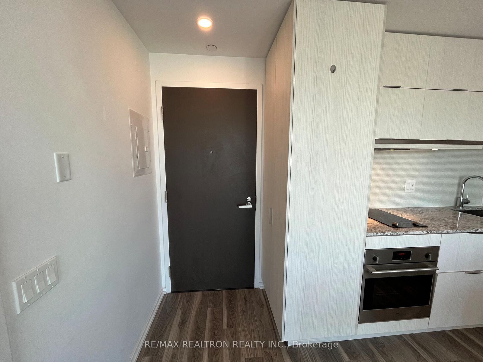Property Photo:  197 Yonge Street 3113  ON M5B 0C1 