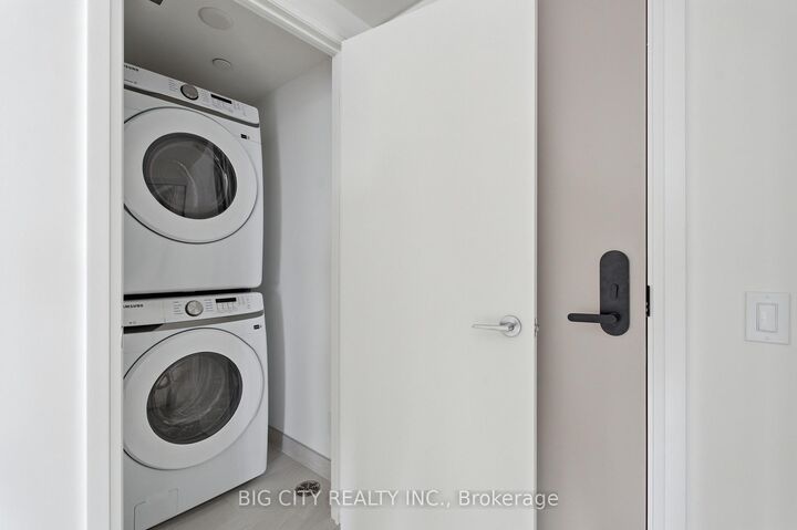Property Photo: 25 Frederick Todd Way 1502 ON M4G 0C9