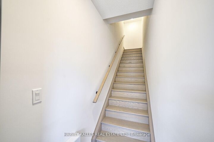 Property Photo: 17 Lytham Green Circle 21 ON L3Y 0H4