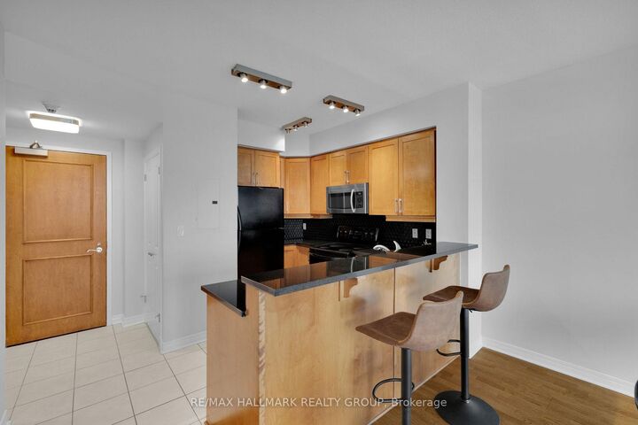 Property Photo: 570 Laurier Avenue W 1604 ON K1R 1C8