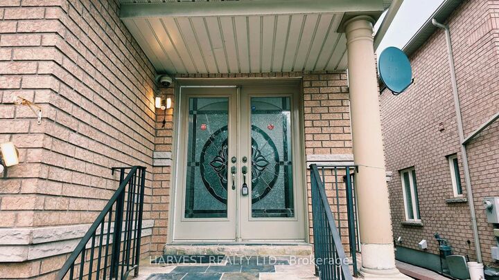 Property Photo: 10 Walford Road 1&Amp2/F ON L3S 2S7