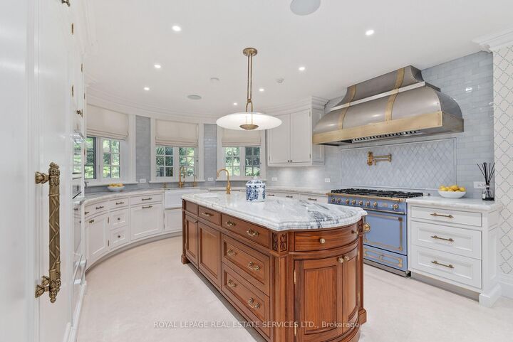108 Sandringham Drive — photo 1