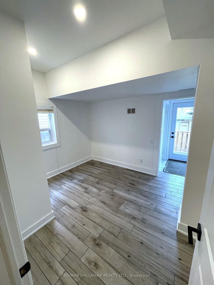 Property Photo: 293 Euclid Avenue 202 ON M6J 2K1