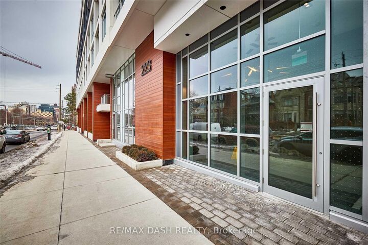 Property Photo:  223 St Clair Avenue W 215  ON M4V 1R3 