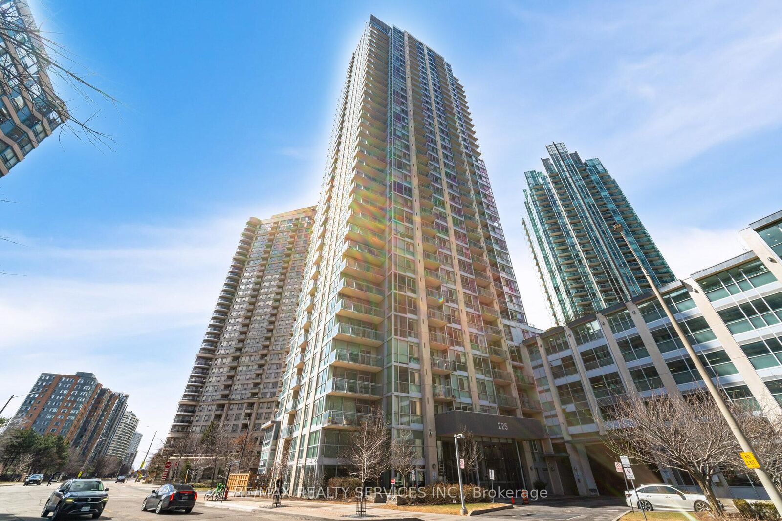 Property Photo:  225 Webb Drive 810  ON L5B 4P2 