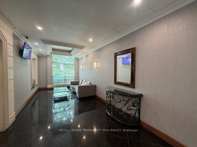 Property Photo:  23 Lorraine Drive 1809  ON M2N 6Z6 